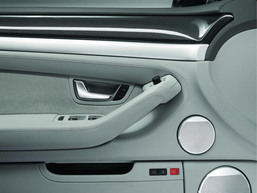Детали интерьера Audi S8 (D3) 2005 года  (WW) (фото 6 из 61)